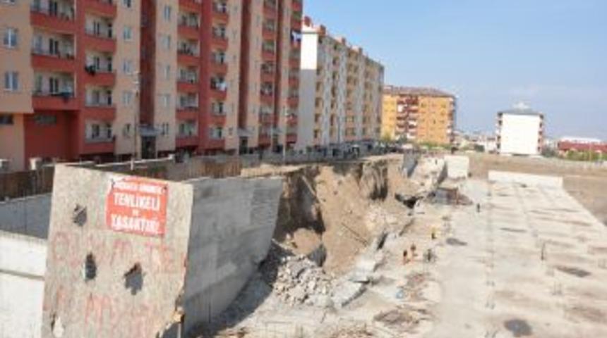 6 Yıldır &Ccedil;ivi &Ccedil;akılmayan AVM Inşaatının Temeli &Ccedil;&ouml;kt&uuml;, &Ccedil;evre Sakinleri Tedirgin