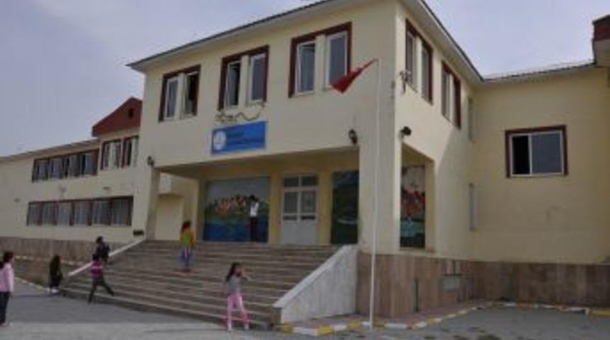 PKK Yandaşları Van&rsquo;da Bir Okul Daha Yaktı