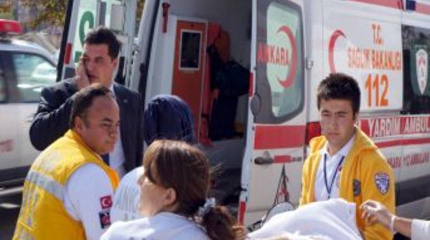 Lastiği Patlayan Otomobil Karşı Yola Ge&ccedil;ti: Bir Ağır Yaralı