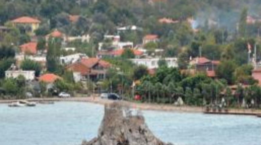 Marmaris'te Tarihi Kulede Temizlik Yapıldı