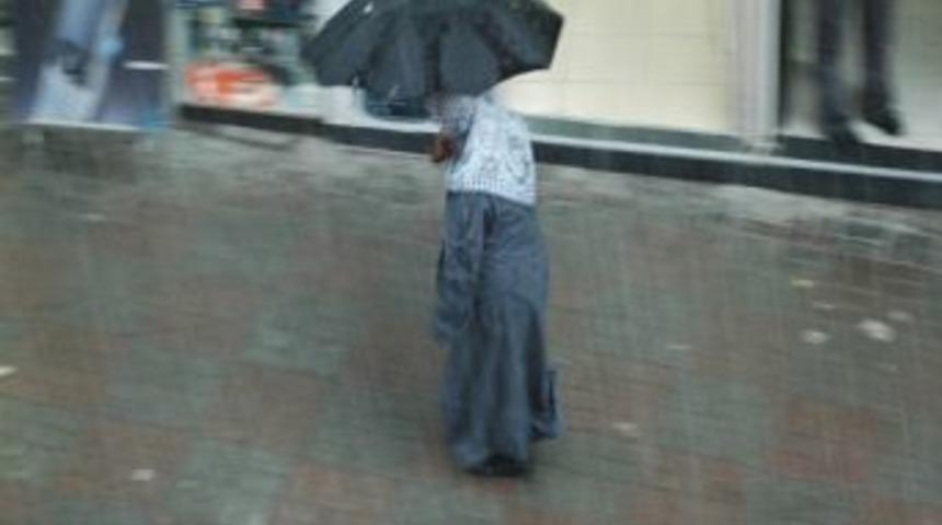 Tekirdağ&rsquo;da Sağanak Yağış Sokakları G&ouml;le &Ccedil;evirdi