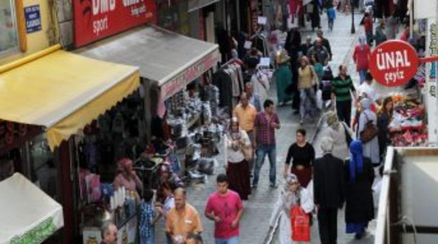 Bayram Alışverişinde Yaşanan Yoğunluk Esnafın Y&uuml;z&uuml;n&uuml; G&uuml;ld&uuml;r&uuml;yor