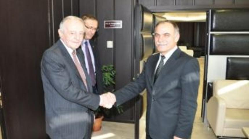 Eski Bakan &Ouml;zalp&rsquo;ten Om&uuml;&rsquo;ye Ziyaret