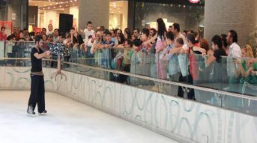 Buz &Uuml;st&uuml;nde Ill&uuml;zyon G&ouml;sterisi