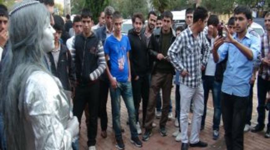 Batman'da Sokakta Canlı Heykeli G&ouml;renler Fotoğraf &Ccedil;ektirdi