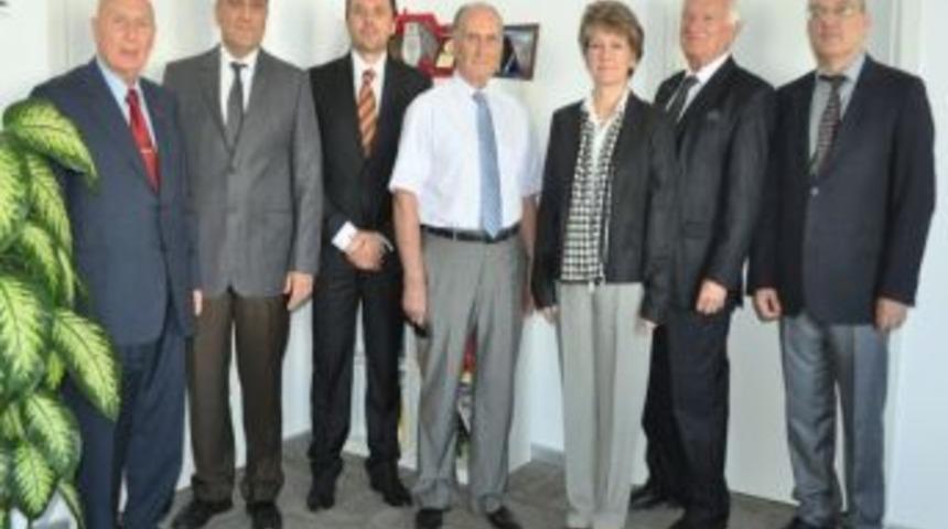 Savaş Mağduru Gen&ccedil;lere İzmir &Uuml;niversitesi&rsquo;nden Destek