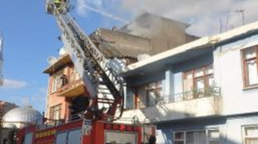 &Uuml;niversite &Ouml;ğrencilerinin Kaldığı Apartmanda Korkutan Yangın