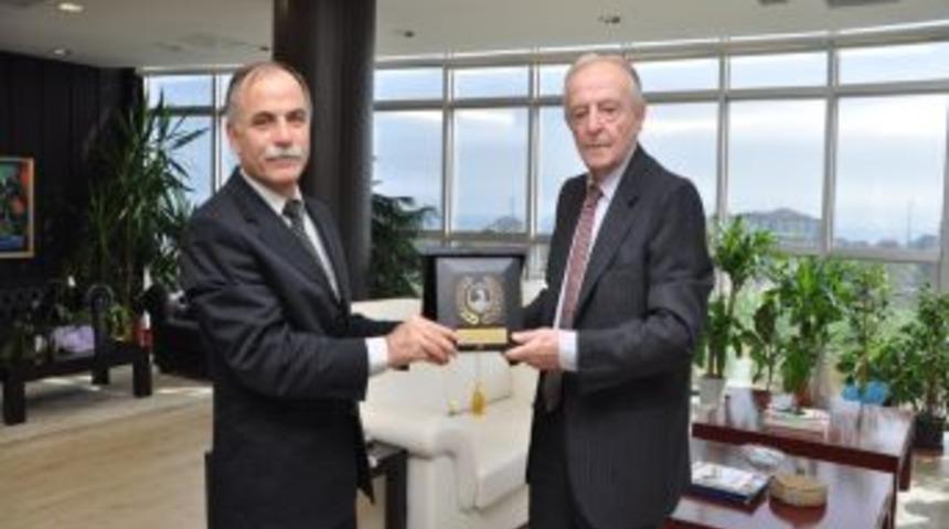 Eski Bakan H&uuml;seyin &Ouml;zalp'a OM&Uuml;'den Teşekk&uuml;r Plaketi