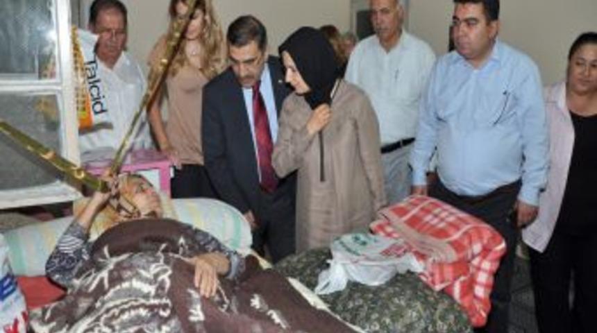 Başkan &Ccedil;elikcan Eşiyle Birlikte Hastaları Ziyaret Ediyor