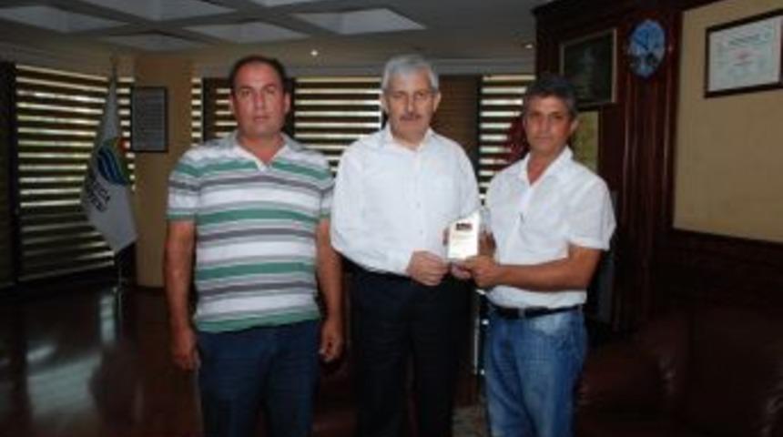 Doğa Derneğinden &Ccedil;etinkaya&rsquo;ya Plaket