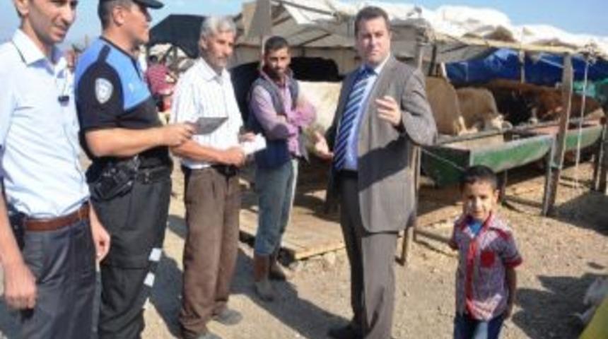 Polisten Kurban Pazarında Sahte Para &Ouml;nleme Standı