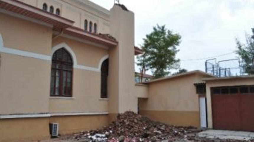 Edirne Halk Eğitim Merkezi&rsquo;ne Sonradan Monte Edilen Baca Yıkılıyor