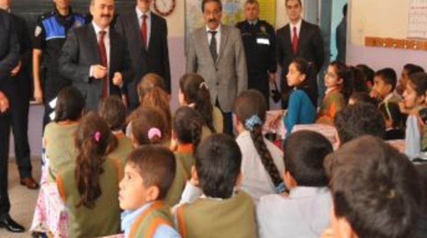 Emniyetten Yoksul &Ouml;ğrencilere Bayram Yardımı