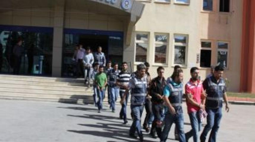 Sokakta Uyuşturucu Satanlara Operasyonda 18 Kişi Tutuklandı