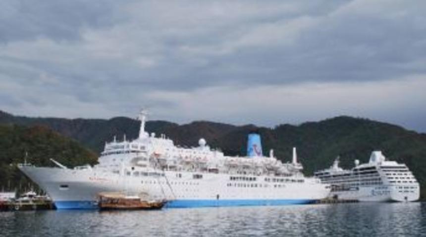 Marmaris Limanı İki Dev Gemiye Ev Sahipliği Yaptı