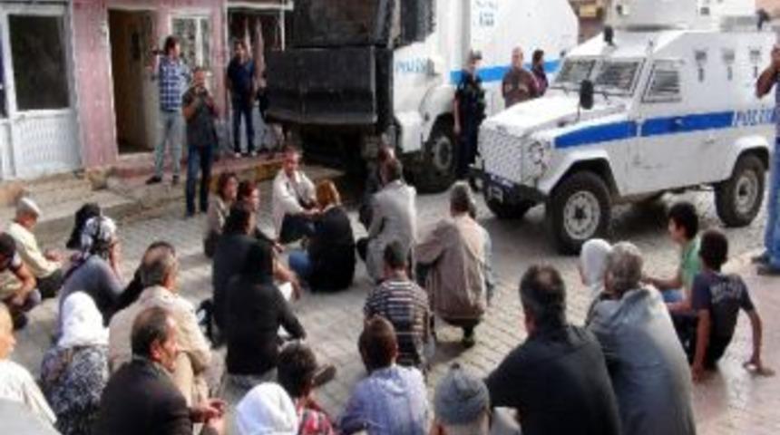 Nusaybin Polisi Y&uuml;r&uuml;y&uuml;şe İzin Vermedi