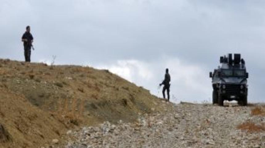 Y&uuml;ksekova&rsquo;da Boş Arazide &Ccedil;ok Sayıda Silah Ve M&uuml;himmat Ele Ge&ccedil;irildi