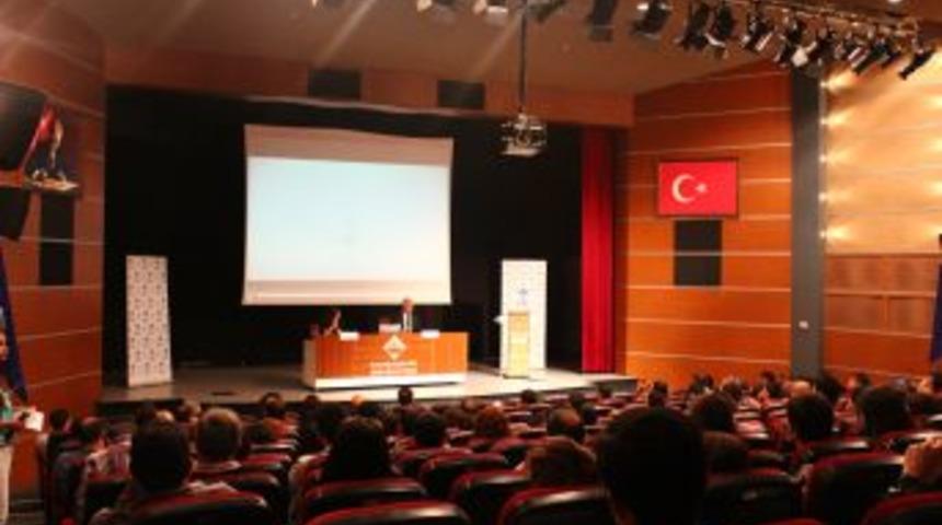 Aldırmaz İstanbul'da konferans verdi