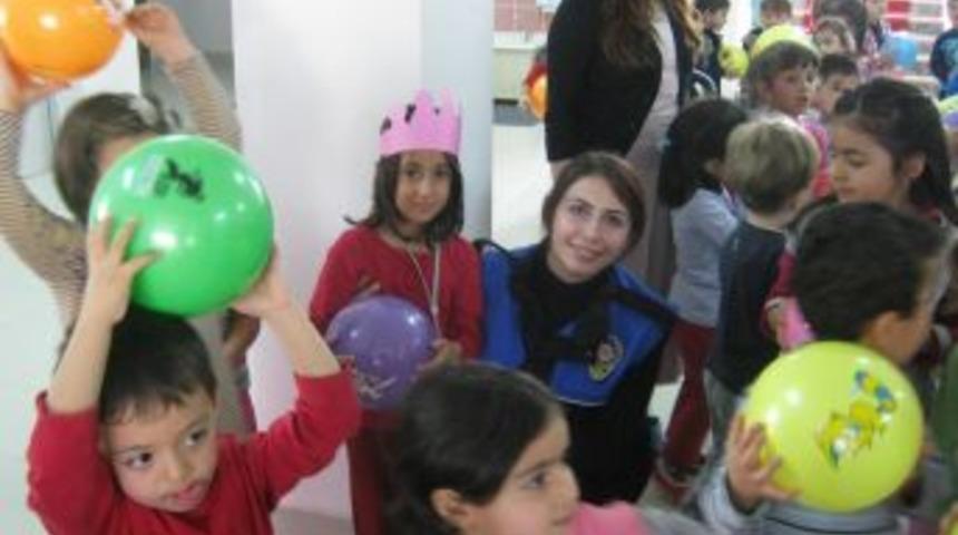 Polisler Okulda Sunum Yaptı