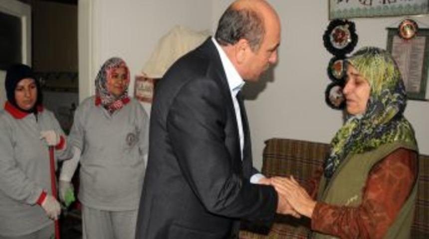 Başkan Ok, Bayram &Ouml;ncesi Evleri Temizlenen Yaşlıları Ziyaret Etti