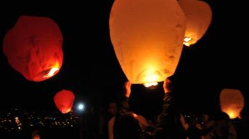 Vanlılar, Van Kalesi'nden Y&uuml;zlerce Fener Bıraktı
