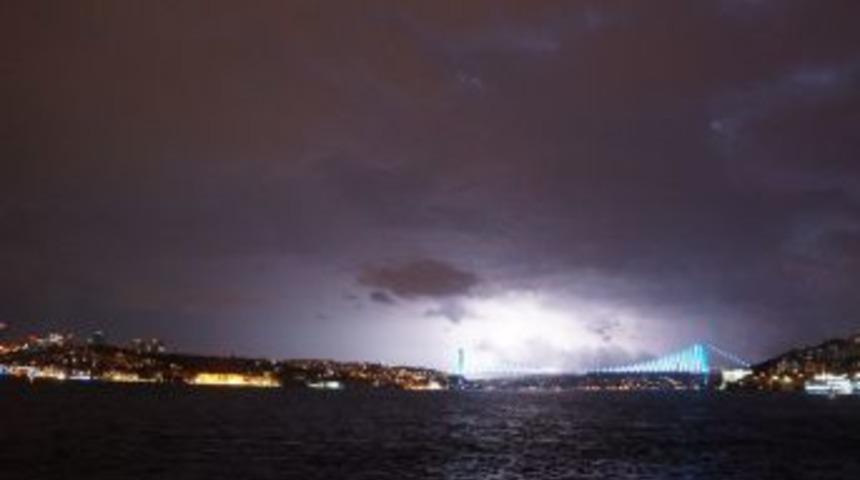 İstanbul Gece &Ccedil;akan Şimşeklerle Aydınlandı