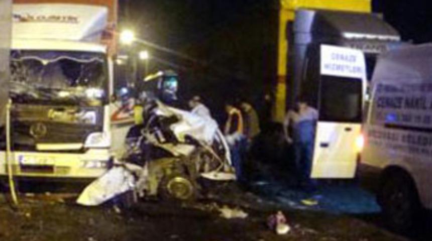TEM'de zincirleme kaza; 1 &ouml;l&uuml;, 6 yaralı