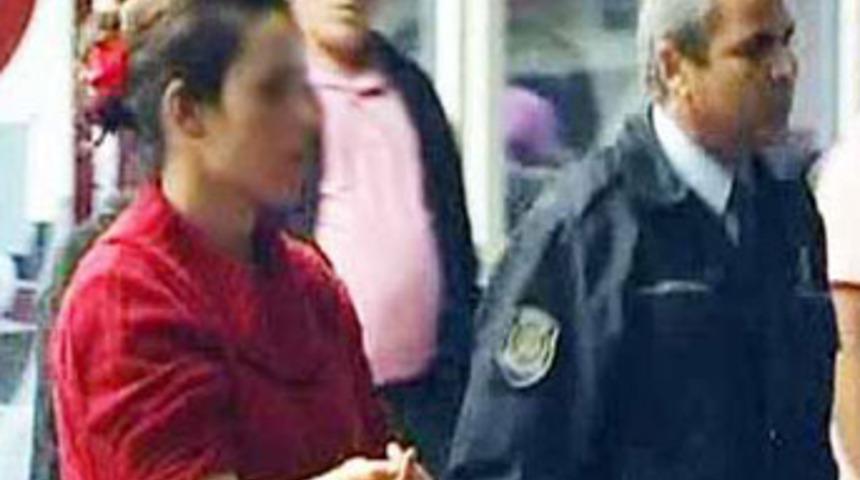 Kendisini pazarlayan kocasını bı&ccedil;akladı