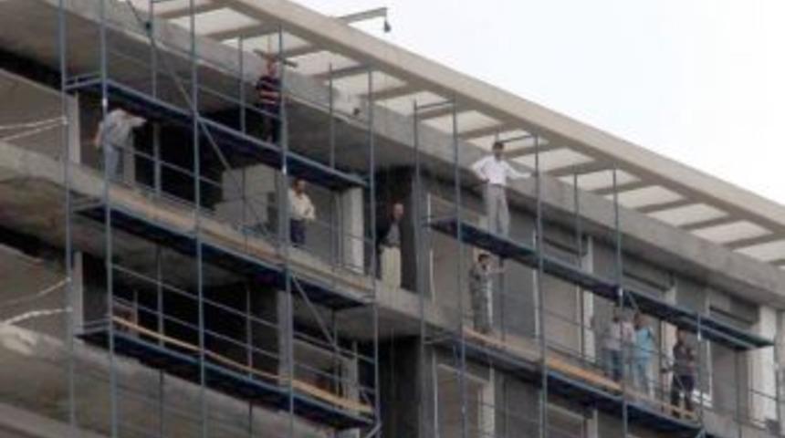 Parasını Alamayan Iş&ccedil;iler &Ccedil;atıya &Ccedil;ıktı