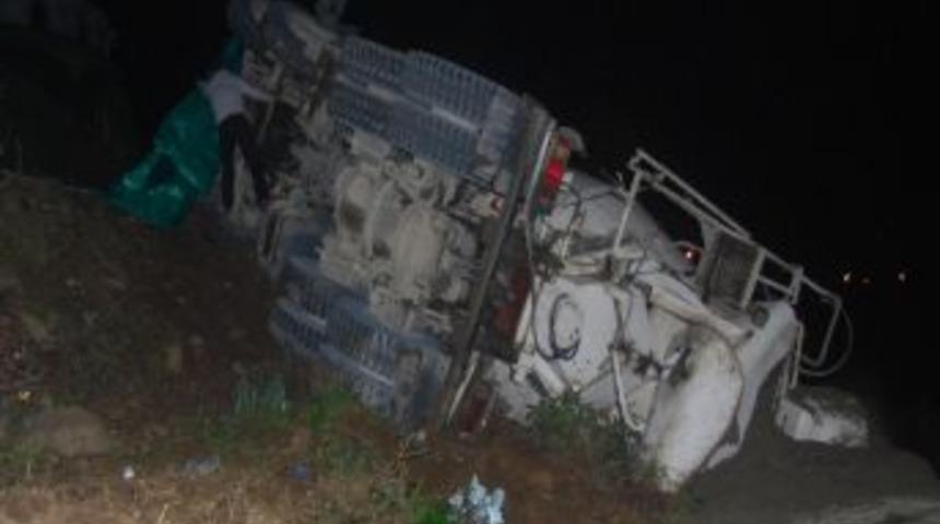 Giresun'da Beton Mikseri Yol Vermeye &Ccedil;alışırken Yol Kenarına Devrildi