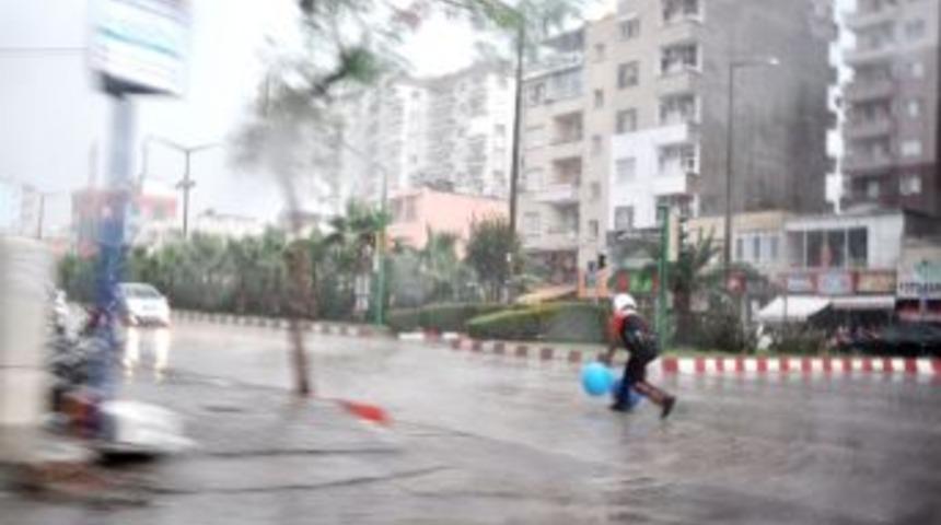 Mersin&rsquo;de Sağanak Yağış Hayatı Olumsuz Etkiledi