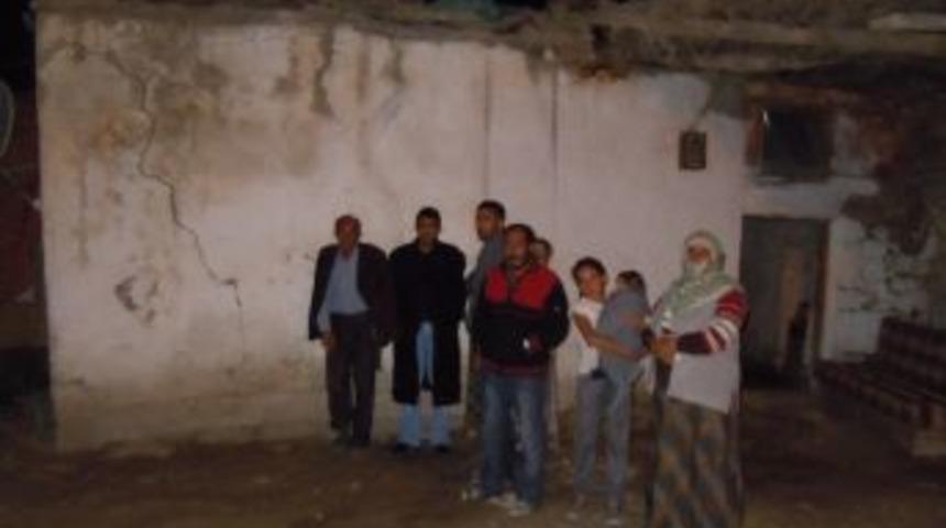 Kara&ccedil;oban&rsquo;da Meydana Gelen 3,4 B&uuml;y&uuml;kl&uuml;ğ&uuml;nde Deprem De Bazı Evlerin Duvarları &Ccedil;atladı