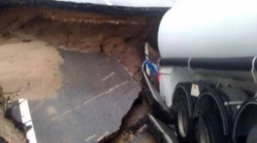 &Ccedil;ukuryurt K&ouml;y&uuml;'nde Yol &Ccedil;&ouml;kt&uuml;, Ara&ccedil;lar Mahsur Kaldı