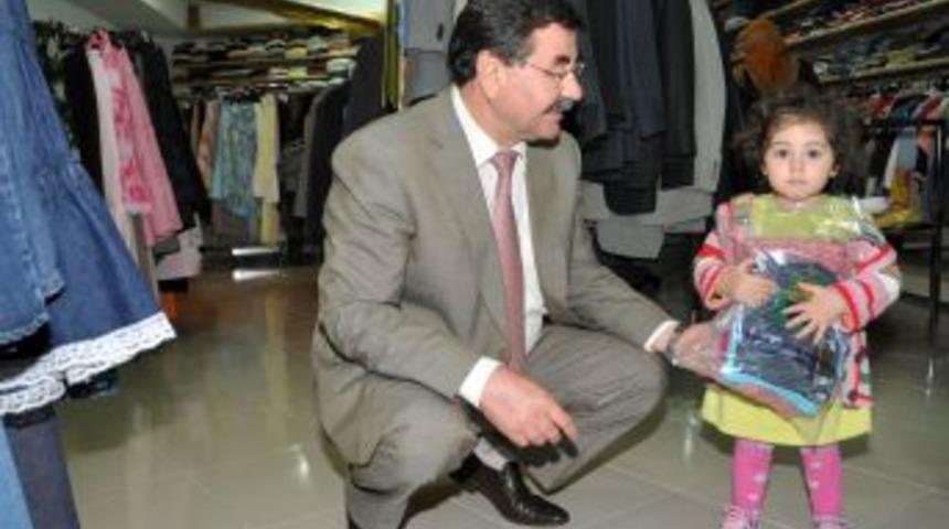 G&ouml;lbaşılı &Ccedil;ocukların Bayramlıkları Başkandan