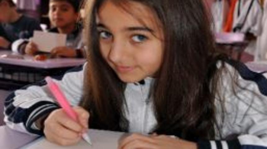 Kardelen Koleji &Ouml;ğrencilerinden Kartpostallı Bayram Tebriği