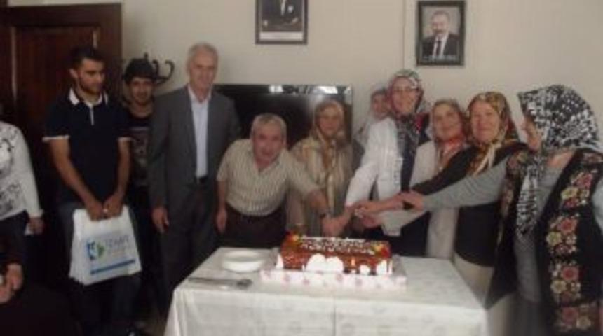 Emekli Evlerinde Doğum G&uuml;n&uuml; Heyecanı