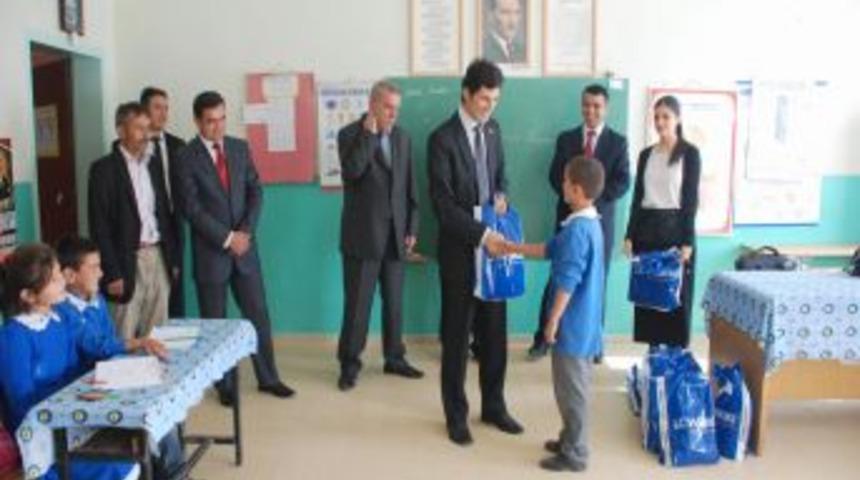 Aydıncık Kaymakamlığı, Bayram Öncesi 850 Öğrenciyi Sevindirdi