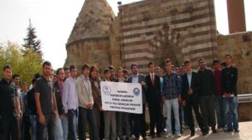 KAHİAD, Gen&ccedil;leri Tarih Koridorlarında Gezdirdi