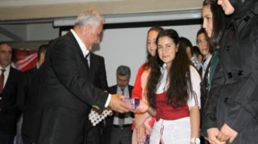 &Ccedil;ubuk'ta Bilgi Evi'nin Başarılı &Ouml;ğrencileri &Ouml;d&uuml;llendirildi