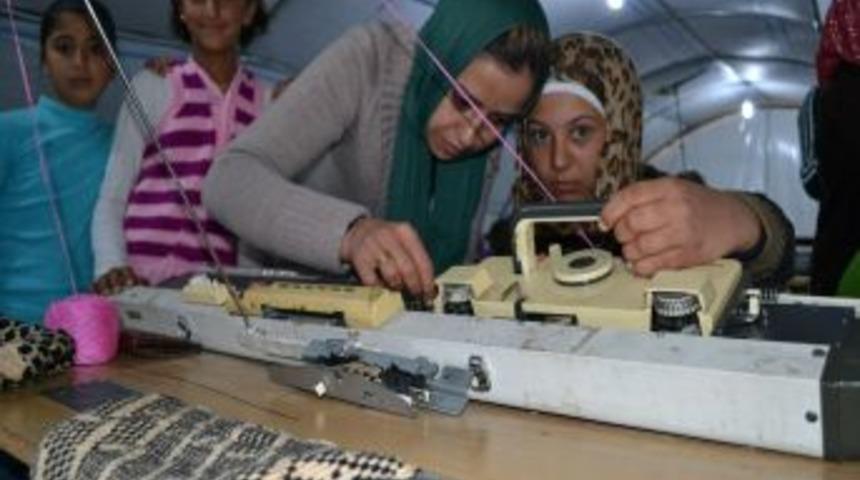 Suriyeli Kadınlar Katıldıkları Kurslarda Meslek Sahibi Oluyor