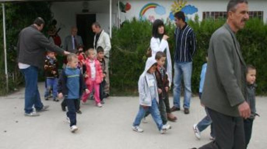 Okul Bah&ccedil;esine Bırakılan Ş&uuml;pheli Bavul Paniğe Neden Oldu