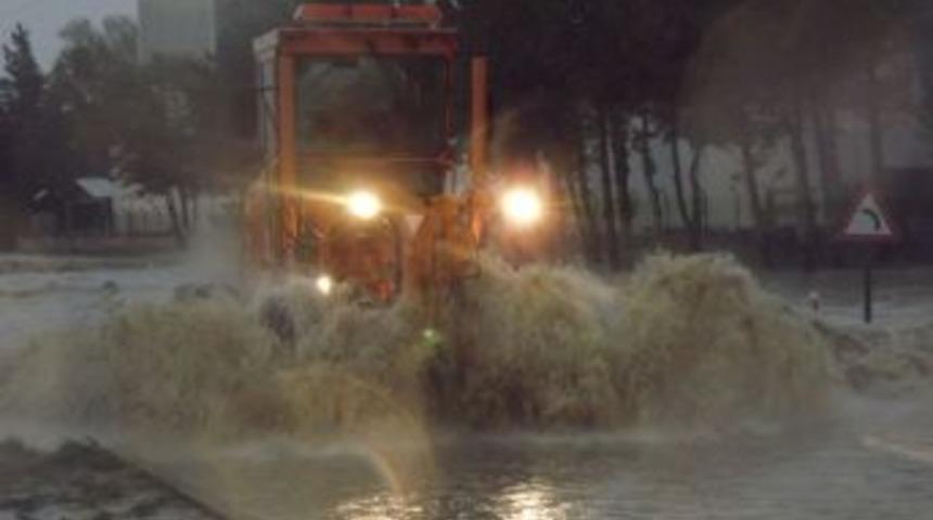 Sel Suları Altında Kalan Çorlu-Saray Karayolu Ulaşıma Açıldı