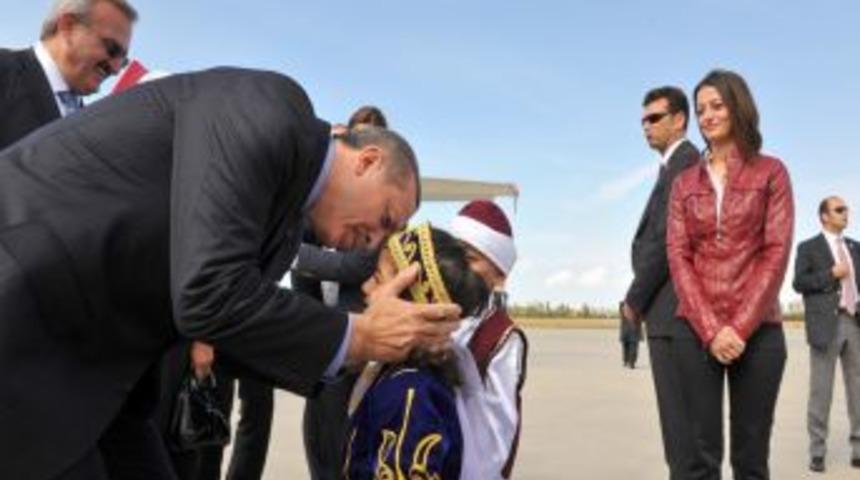 Depremin Yıl D&ouml;n&uuml;m&uuml;nde Başbakan, 10 Bakanla Van'a &Ccedil;ıkarma Yaptı