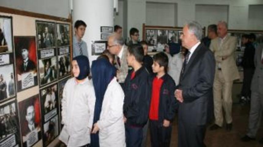 D&uuml;zce Anadolu &Ouml;ğretmen Lisesinden &ldquo;atat&uuml;rk Ve Cumhuriyet&rdquo; Konulu Sergi