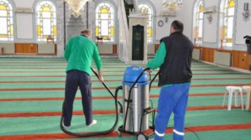 Kartepe'de Camiler Bayrama Hazır