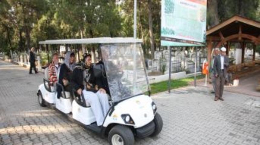 Yaşlılar Ve Engelliler Yakınlarının Mezarına Golf Aracıyla Taşınıyor