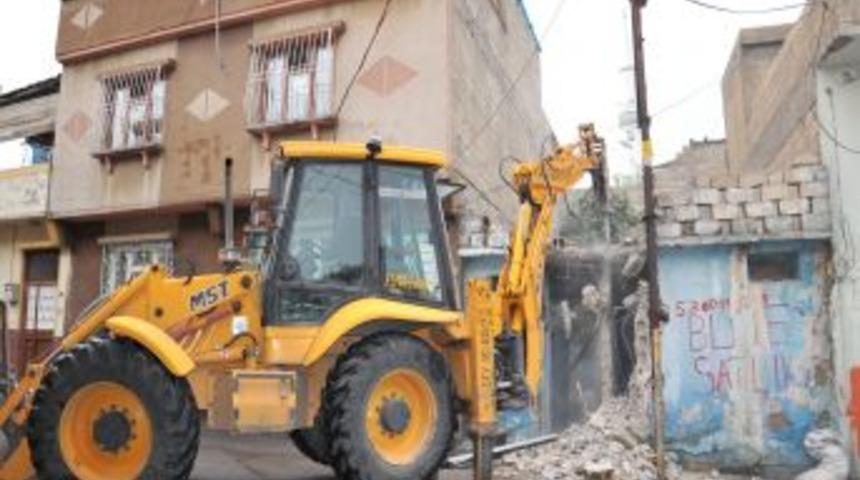 Madde Bağımlılarının Mesken Edindiği Binayı Yıktılar