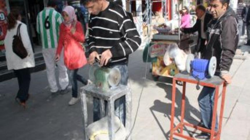 Bayram &Ouml;ncesi Bı&ccedil;ak Bileyicileri Sokaklara &Ccedil;ıktı