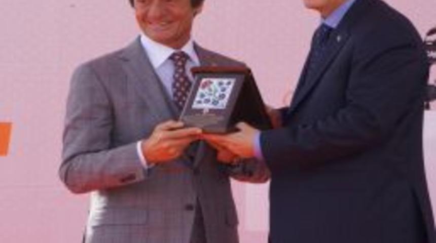 Başbakan Erdoğan, Van'a Yardım Eden Hayırseverlere Erciş'te Plaket Verdi