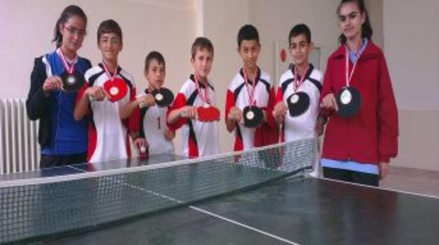 Masa Tenisinde Alpaslan, Madalyaları Topladı